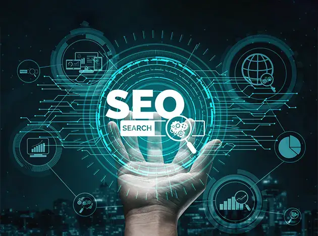 Eine geöffnete Hand, über der der Schriftzug 'SEO' schwebt, begleitet von einer Lupe, die auf den Text fokussiert ist.